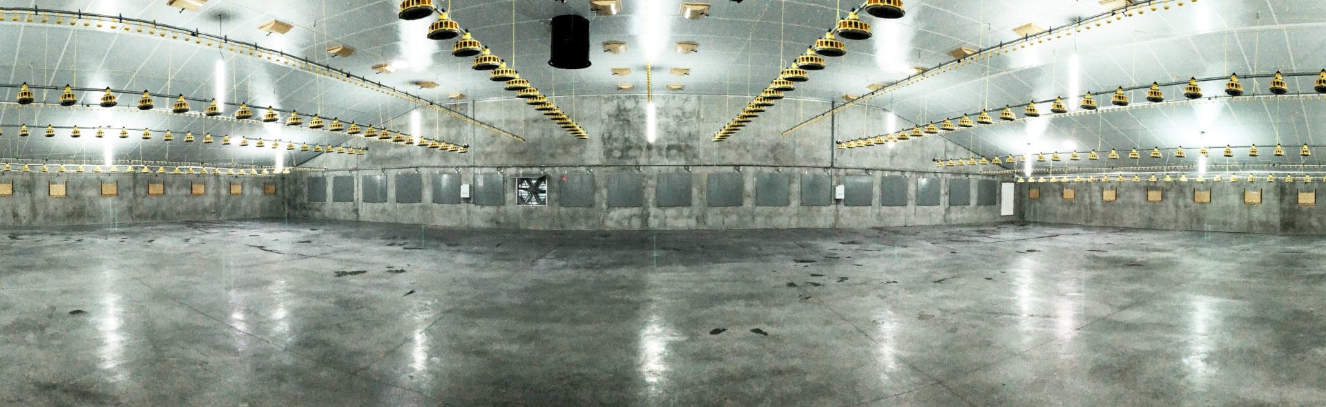 45 meter brede pluimveestal met TPI zijwandinlaten, TPI plafondinlaten en TPI ventilatiekokers